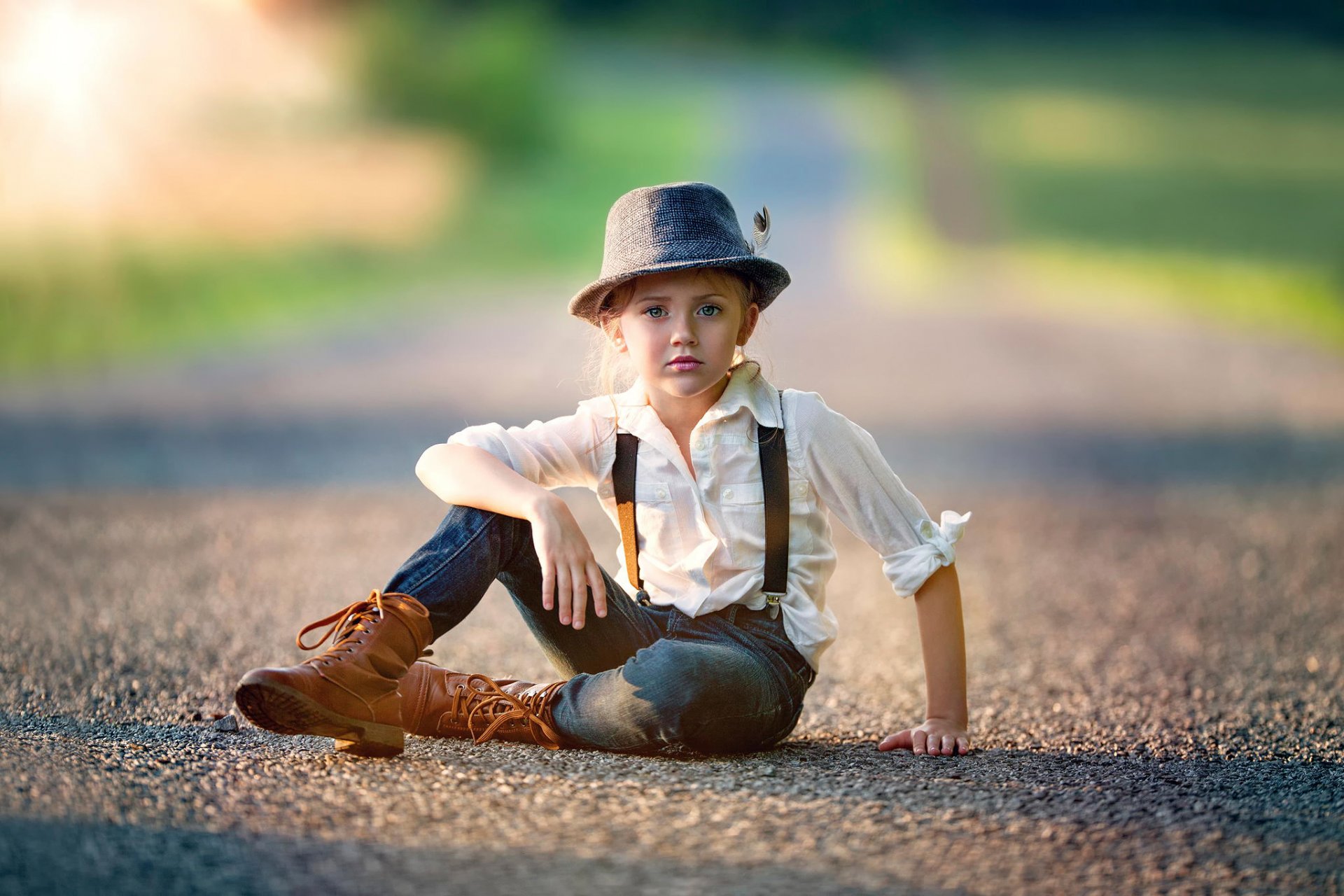 tomboy chica tomboy sombrero pluma camisa jeans carretera