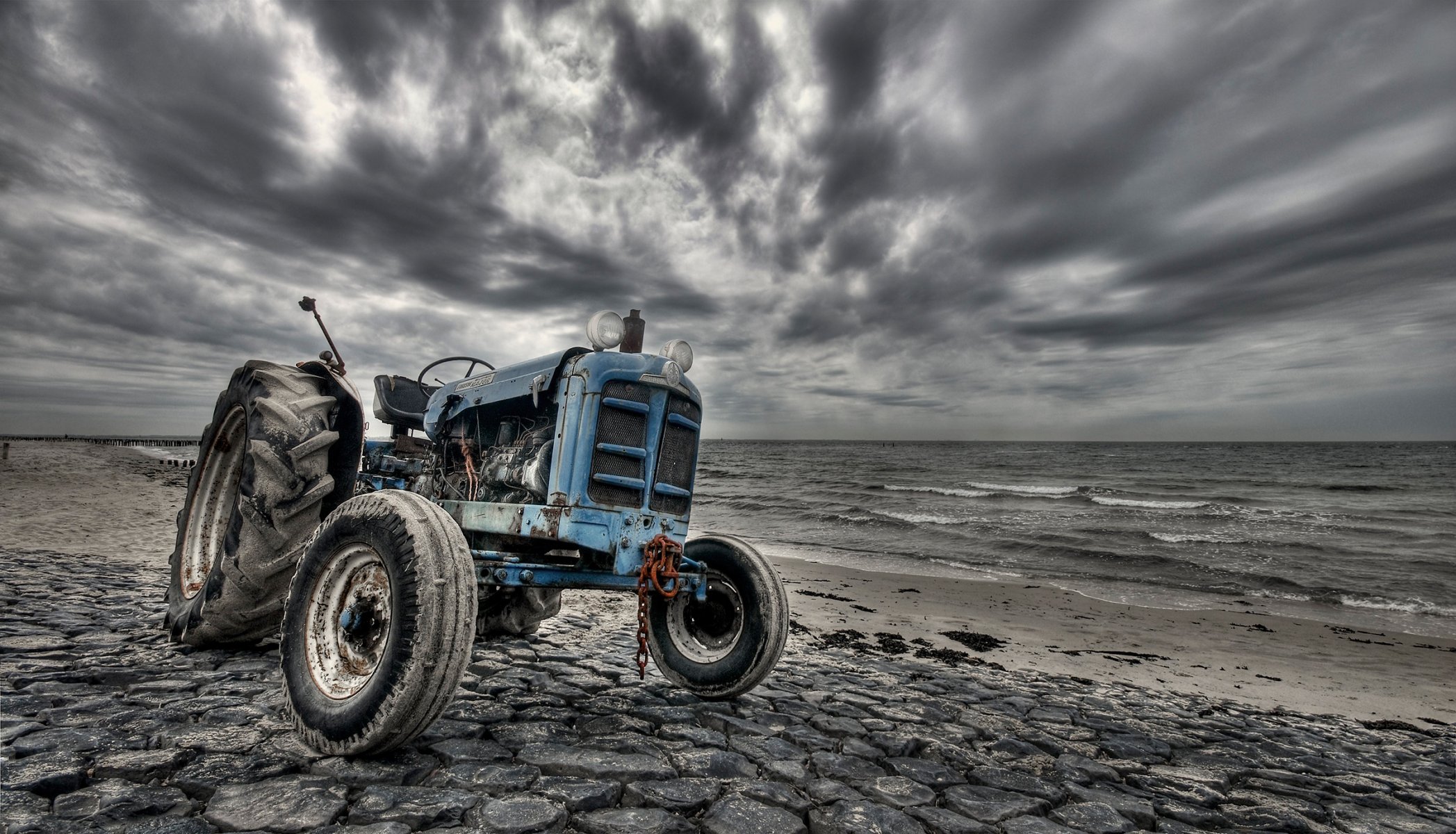 traktor ufer wolken