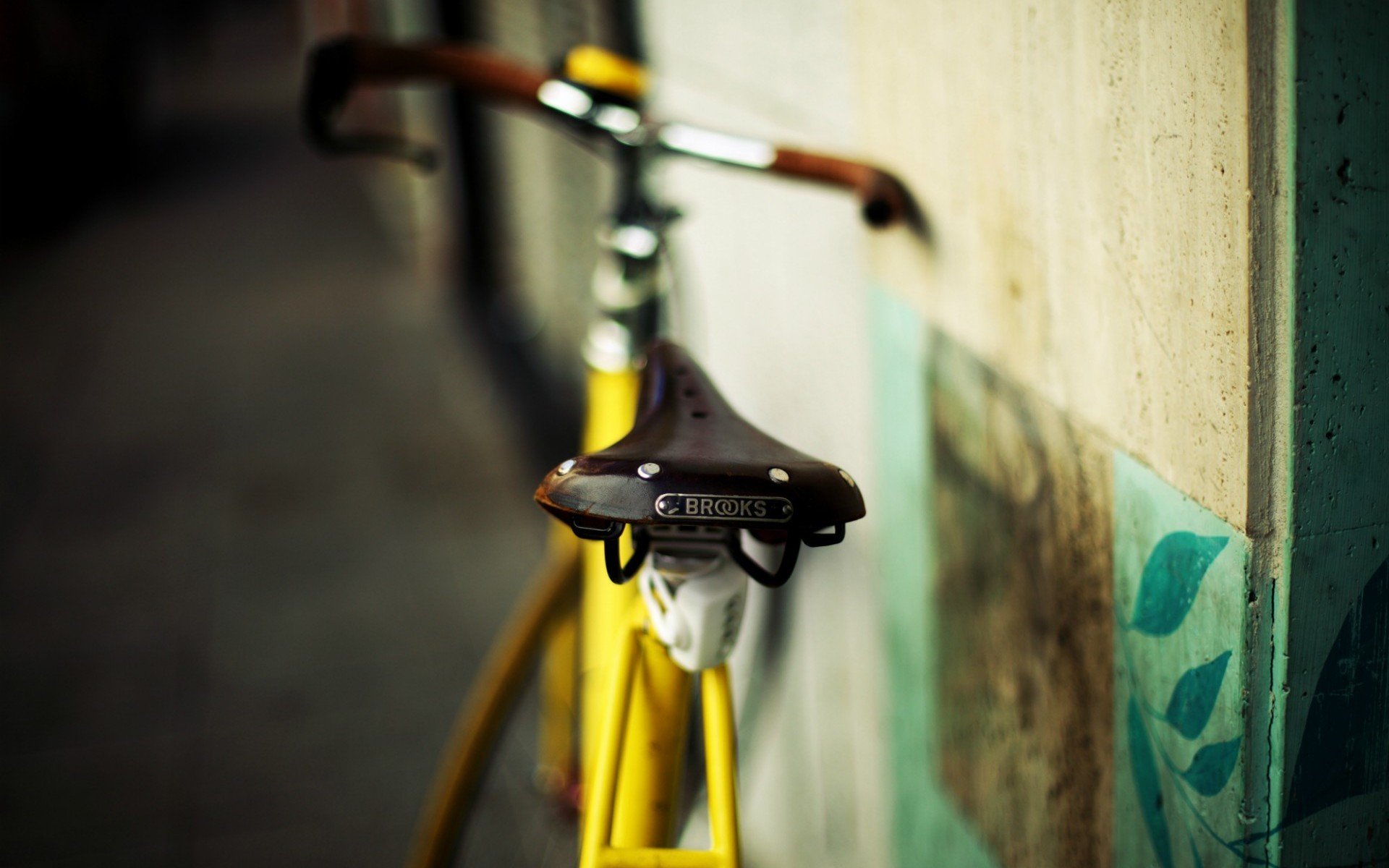 varios bicicleta asiento amarillo desenfoque recreación deportes macro fondo pared ciudad papel pintado pantalla ancha pantalla ancha pantalla ancha