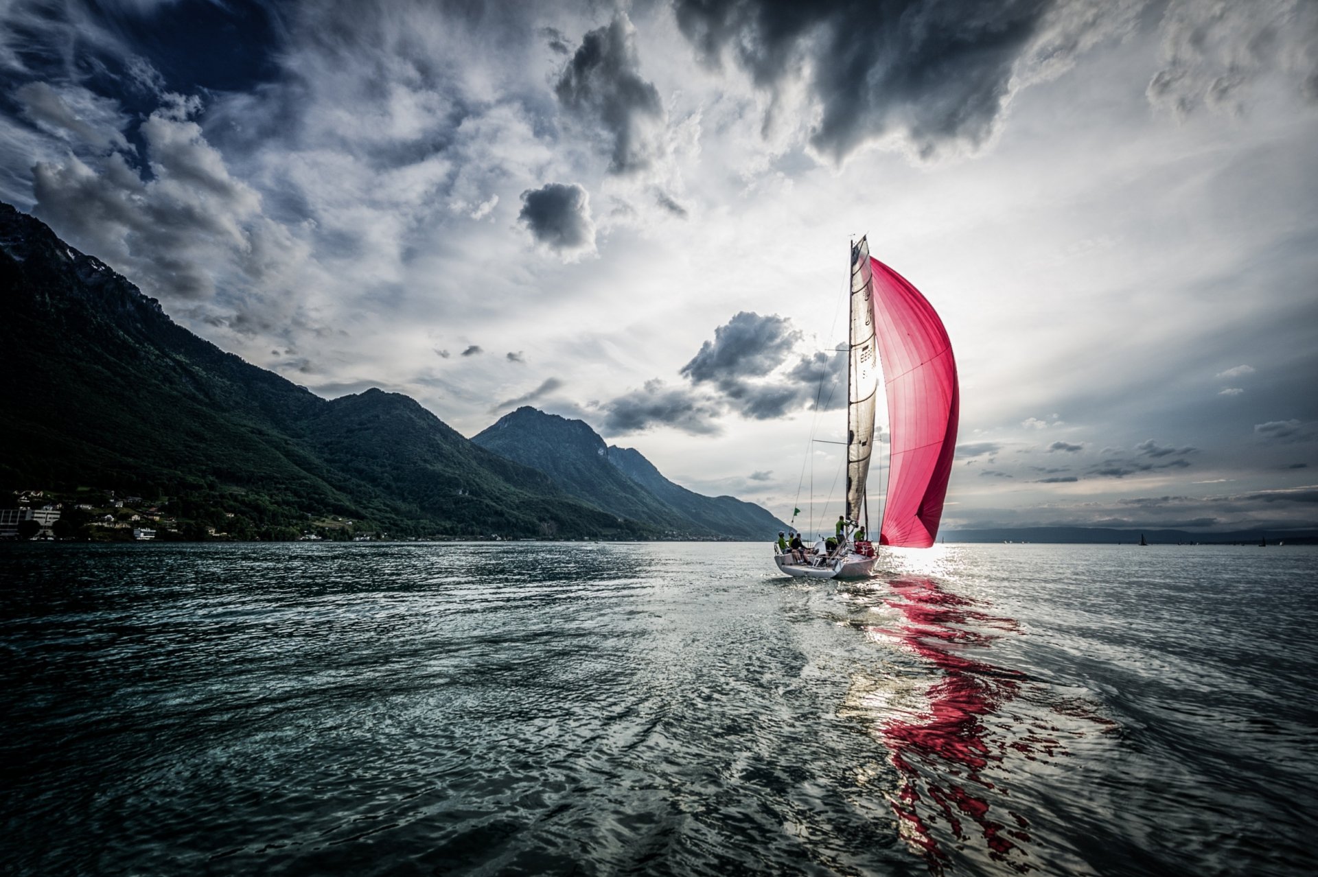 écarlate voile vagues