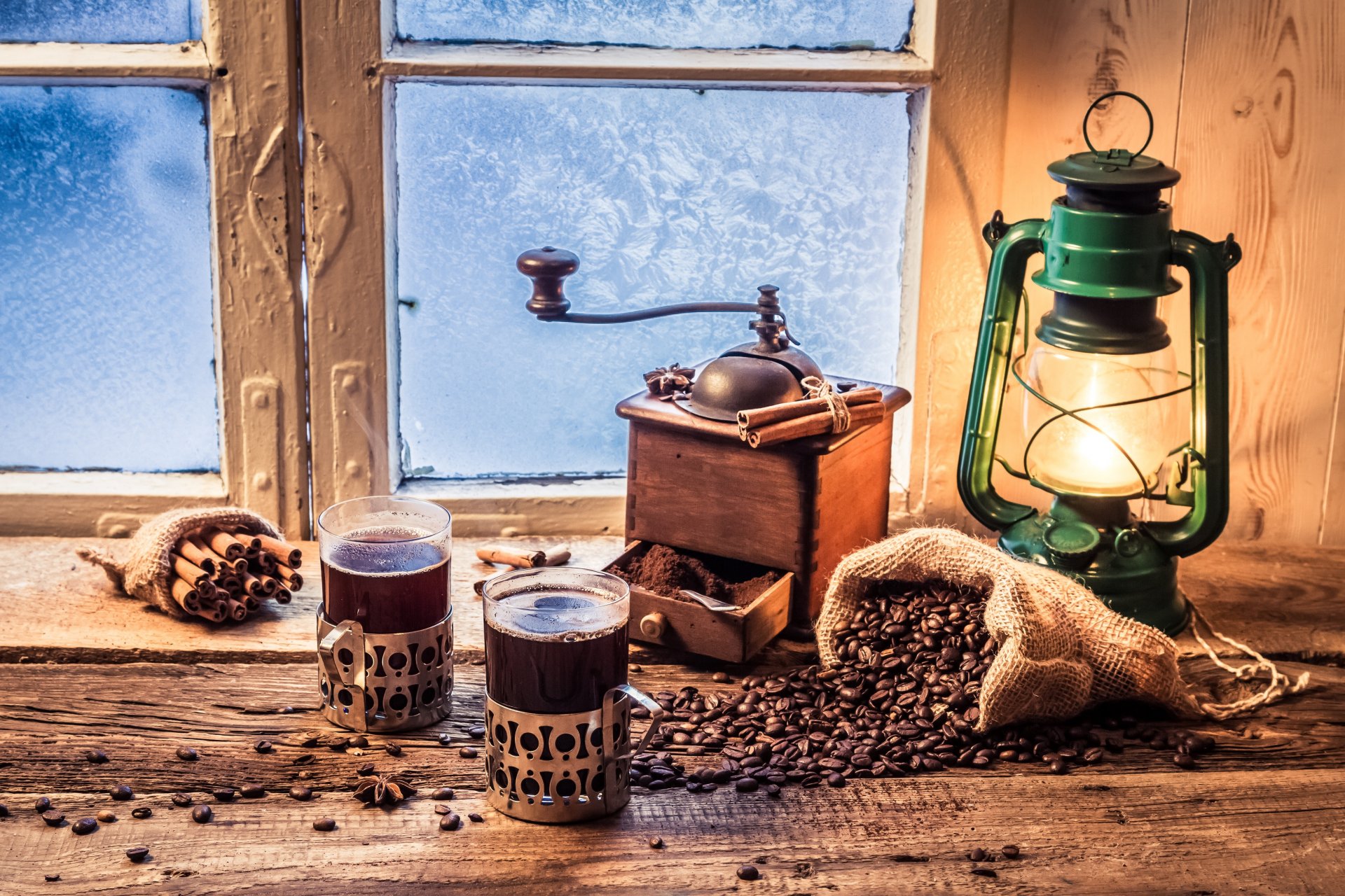 café vasos bebida canela lámpara de queroseno ventana patrones de escarcha