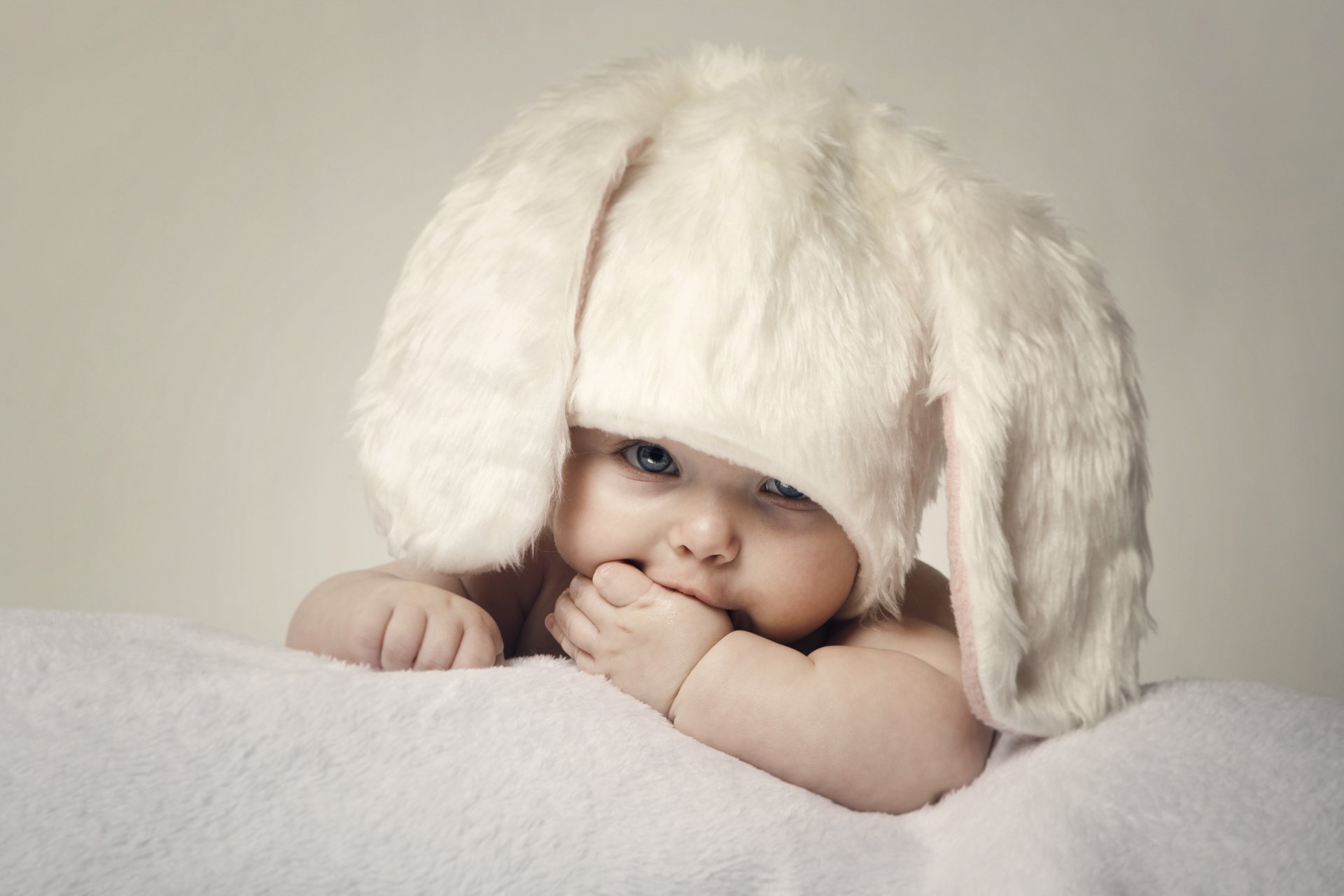 heureux bébé bébé grands beaux yeux bleus chapeau pâques bébé lapin enfant en bas âge enfants adorable chapeau lapin mignon