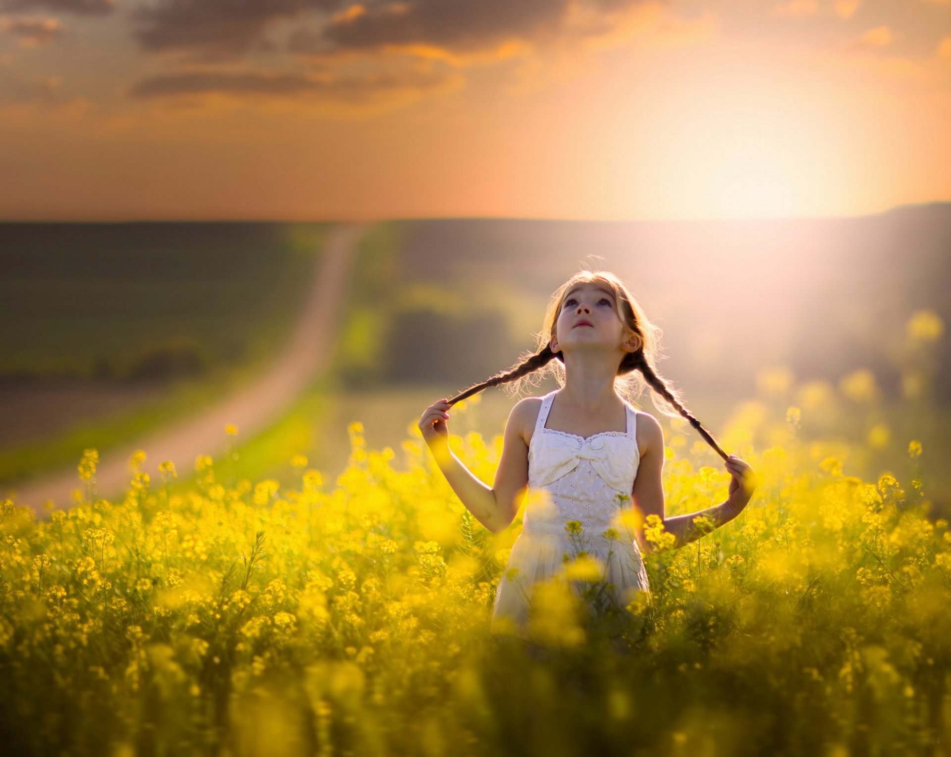 fille tresses été soleil route