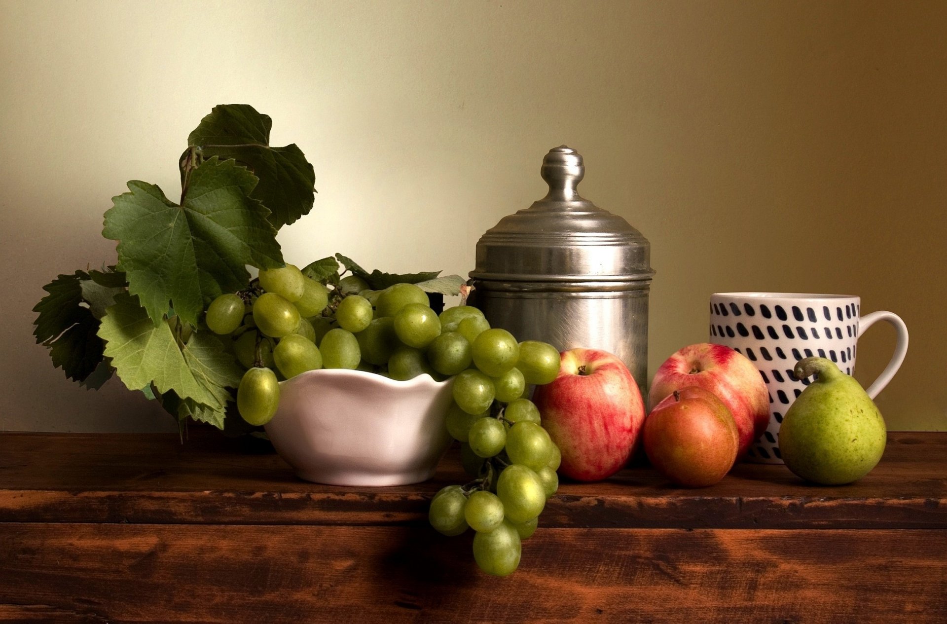 naturaleza muerta alimentos uvas florero manzanas taza hojas verde fruta