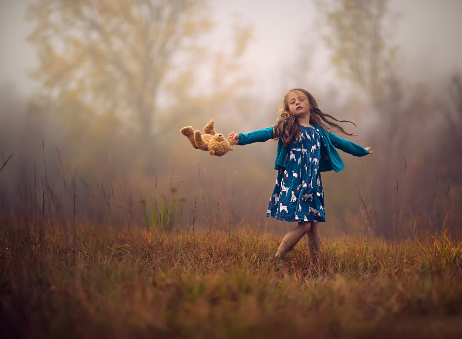 niña juguete otoño