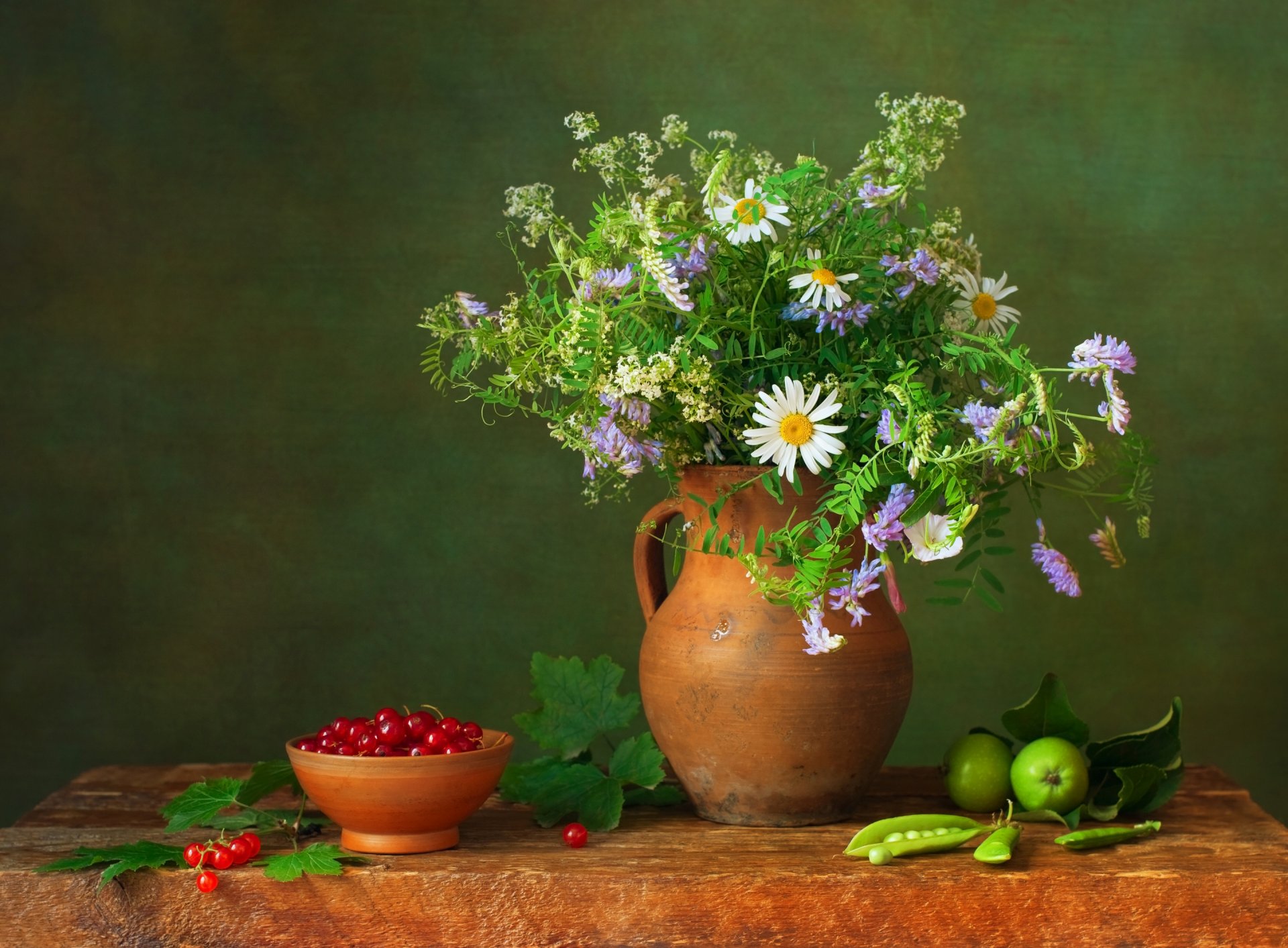 nature morte table cruche baies pois pommes fleurs bouquet