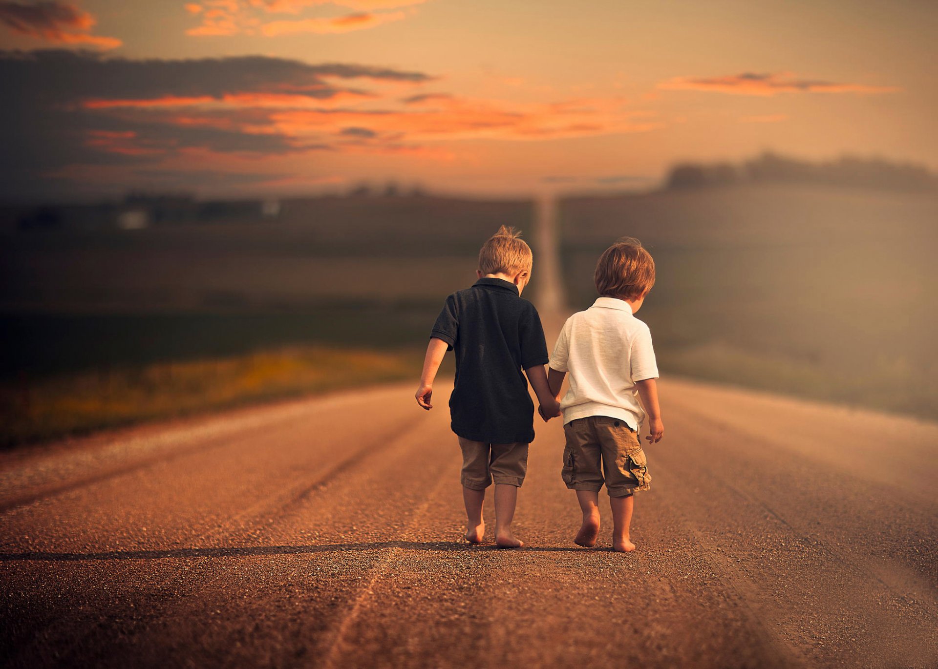 garçons enfants frères route espace bokeh