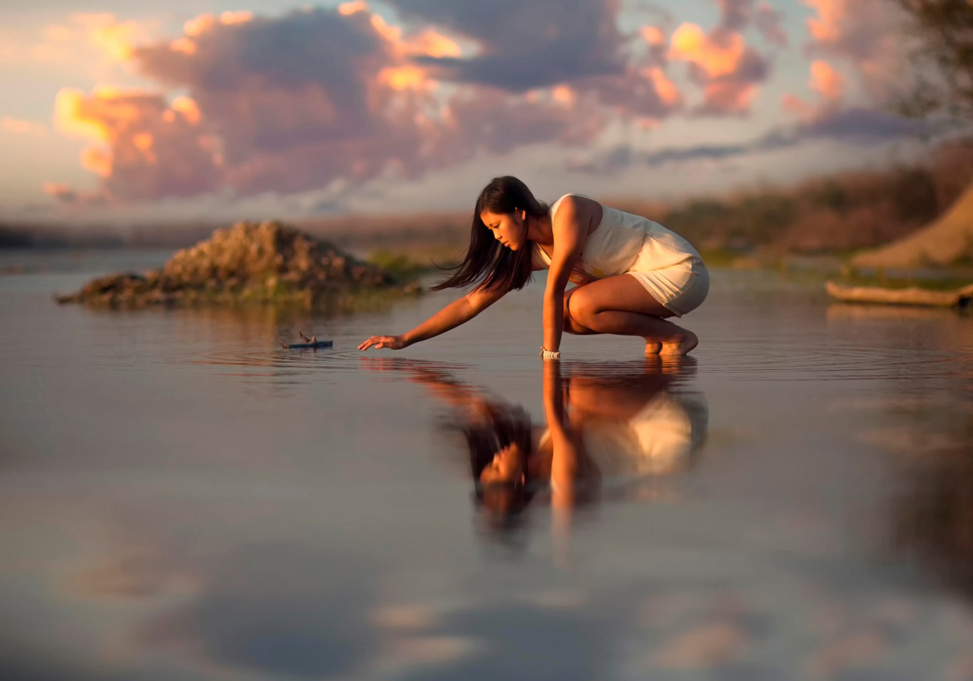 acqua ragazza aspetto orientale riflessione increspature nuvole