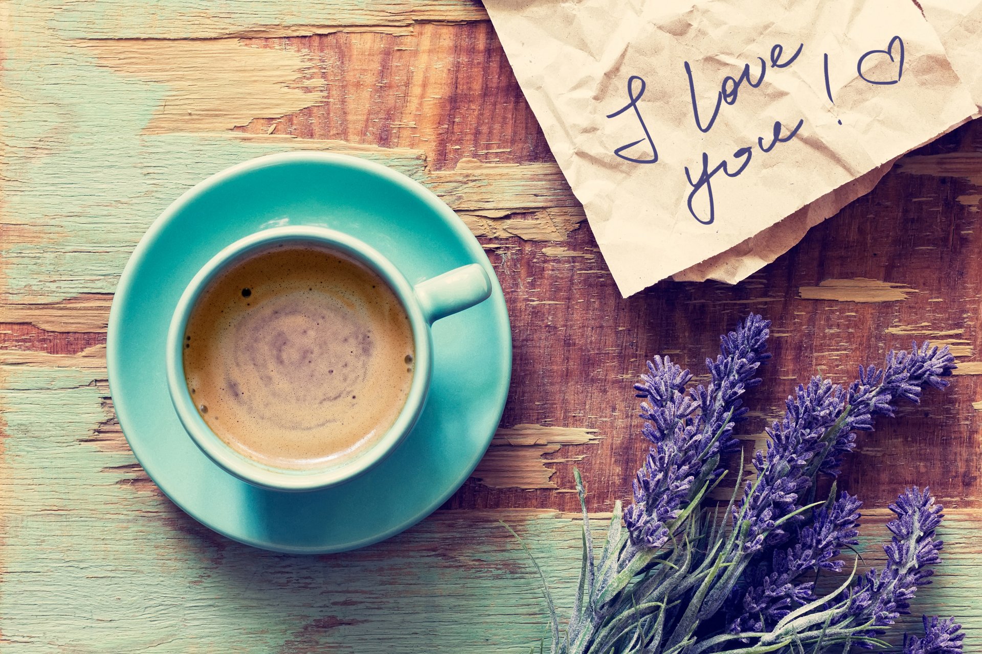 tavolo lavanda fiori lettera riconoscimento tazza piattino caffè schiuma bevanda