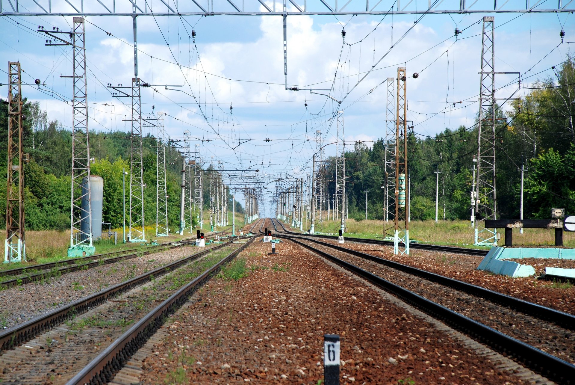 schienen schwellen stützen kontaktnetz eisenbahn in die ferne