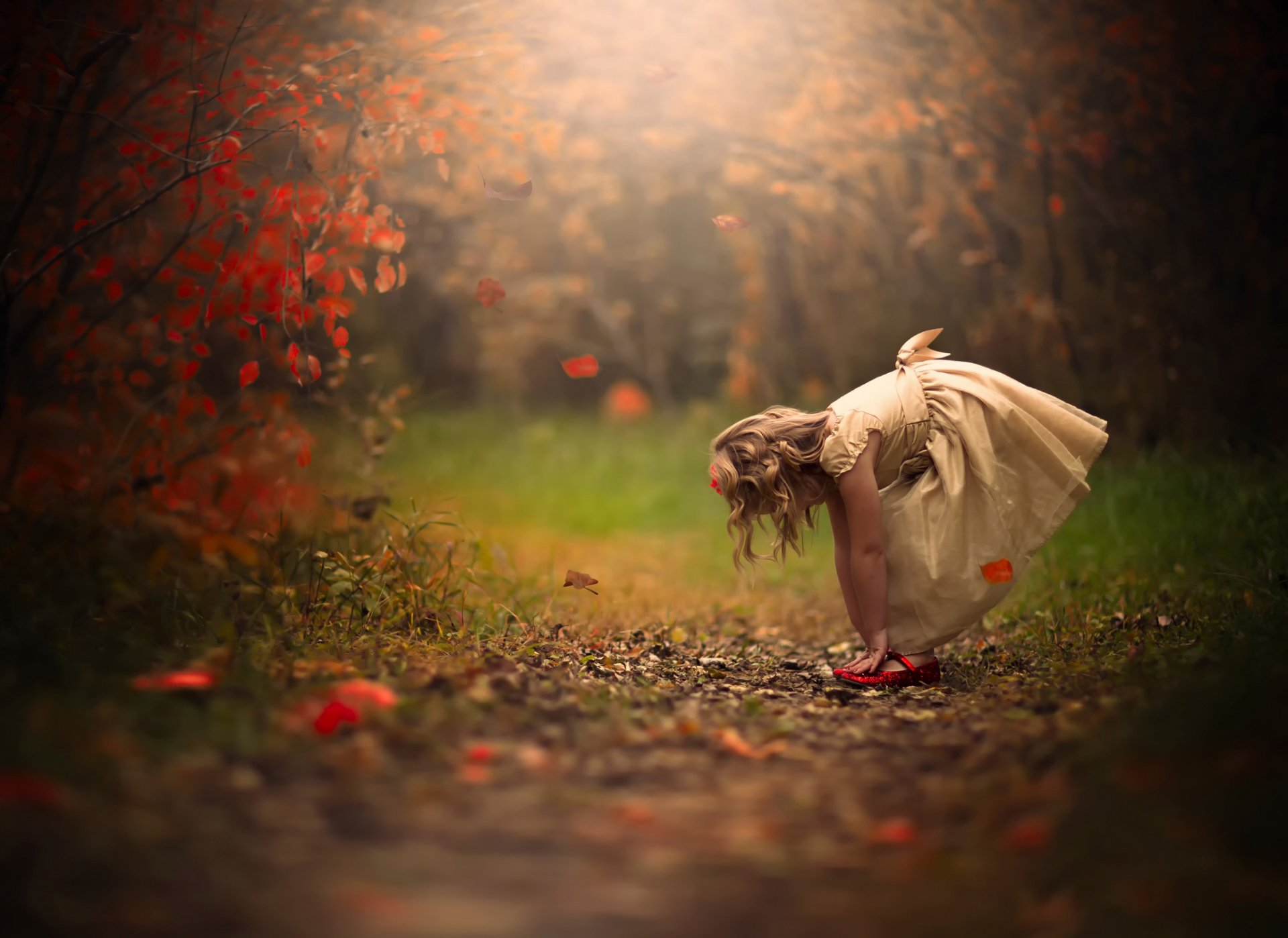 dziewczynka jesień.liście sukienka