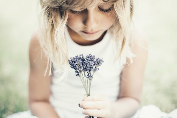 Petite fille avec un bouquet de fleurs