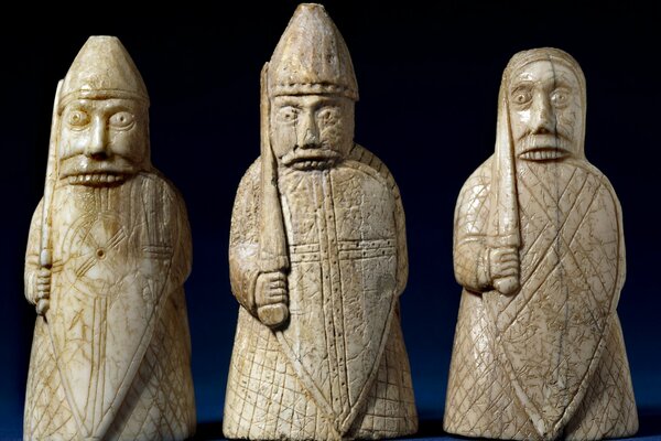 Скульптуры древности-шахматы вырезанные из слоновой кости гл