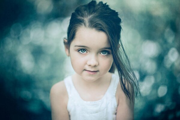 Портрет маленькой девочки с прядь волос