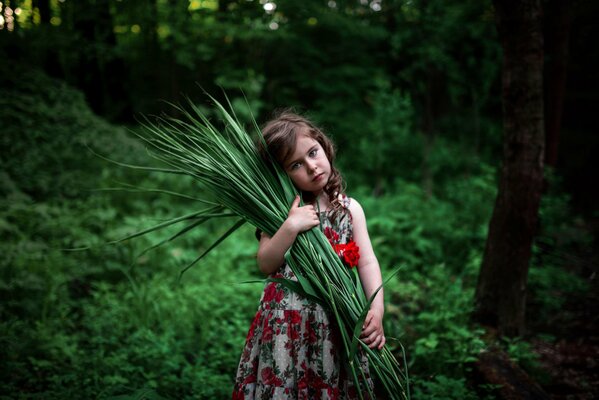 Mädchen im roten Sommerkleid im Wald