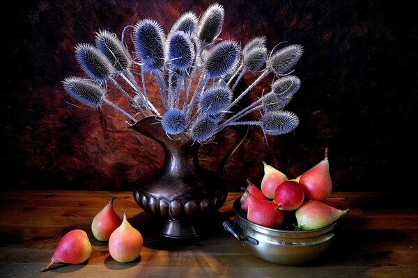 Nature morte Vintage avec des fleurs séchées et des poires rouges