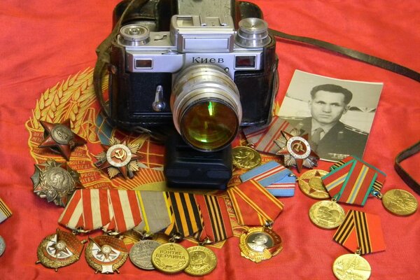 Una cámara en medallas y una foto antigua
