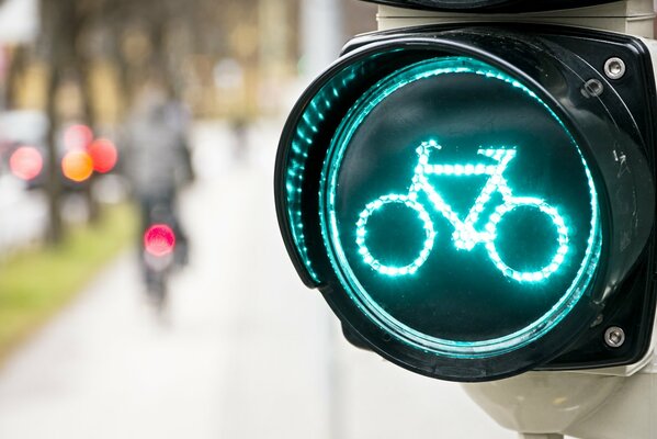 El semáforo de la bicicleta se ilumina en verde