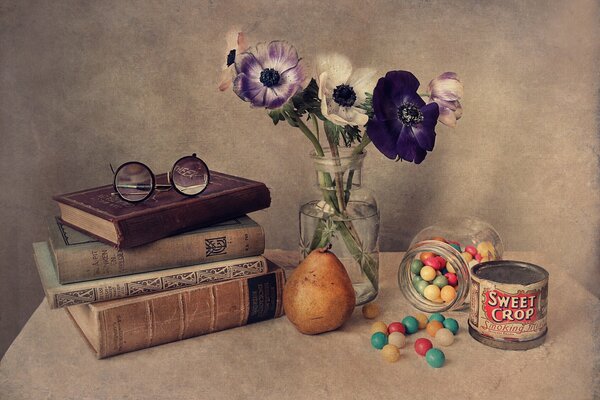 En la mesa del libro de vasos de tarro con flores de grageas