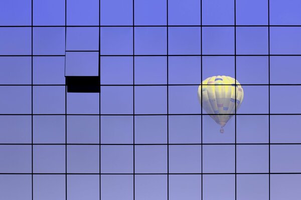 Ein Ballon, der im Glas reflektiert wird