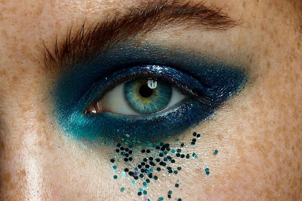 Elegante maquillaje de ojos azul con diamantes de imitación