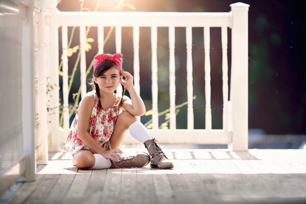 Chica con un pañuelo rojo en la Terraza de verano