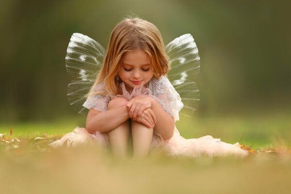 Fée fille avec des ailes transparentes