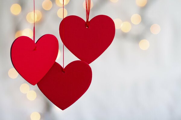 Coeurs rouges sur le ruban-décoration pour la Saint-Valentin