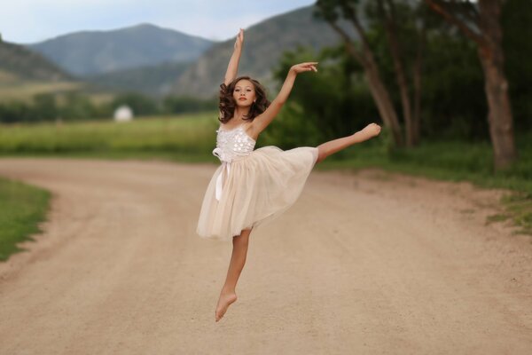 Petite fille en robe de danse