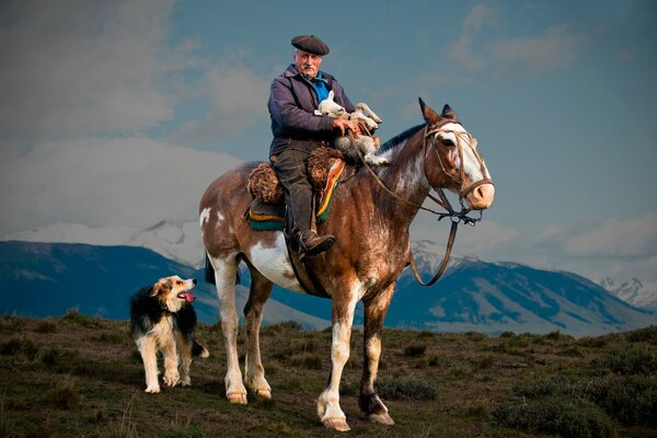 Berger sur un cheval avec un agneau sur les mains