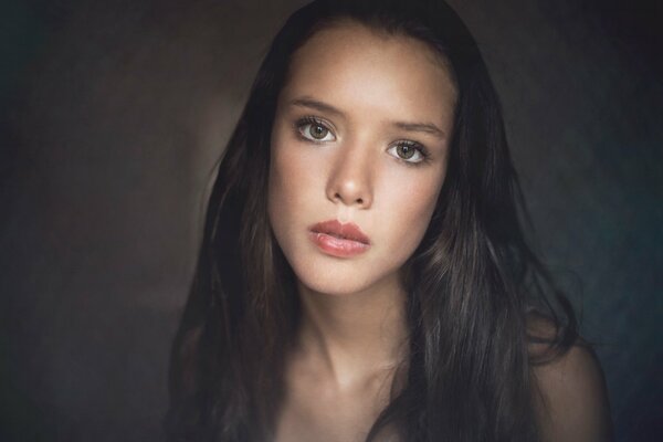 Retrato de una chica con el pelo largo y mirada recta