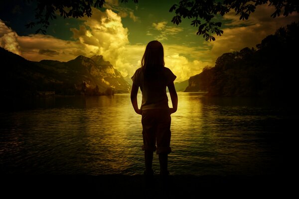 Chica en el lago, quema y agua