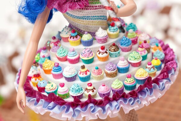 Vestido de muñeca estilo bandeja en el que se encuentran los cupcakes