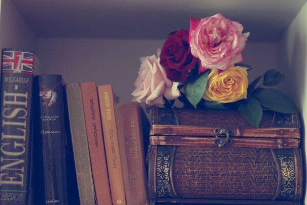 Estetyczne zdjęcie z książkami i kwiatami