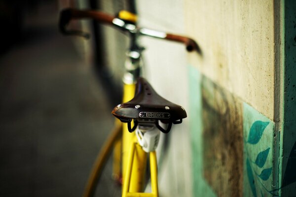 Gelbes Fahrrad an der Wand gelehnt