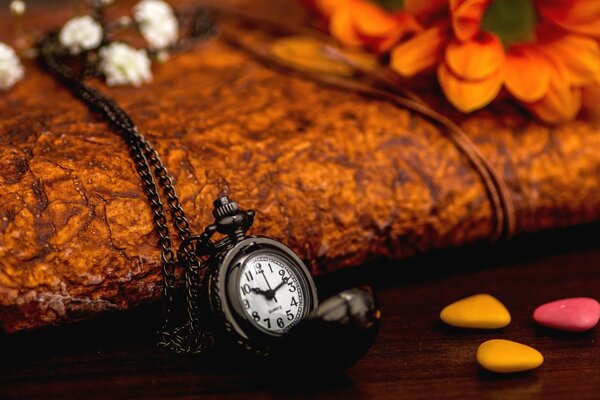 Reloj de bolsillo y pétalos de flores