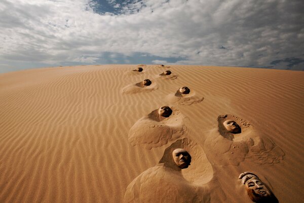 Máscaras de personas desplegadas en el desierto