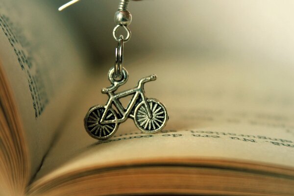 Portachiavi bicicletta su sfondo libro aperto