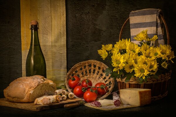 Tisch mit Brot mit Tomaten, Käse und Blumen