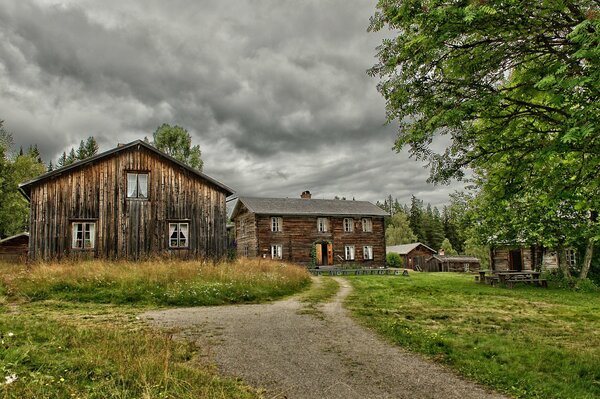 Alte Häuser im Dorf in der Natur