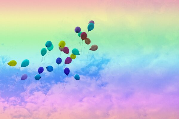 Luftballons fliegen auf einem Regenbogenhintergrund