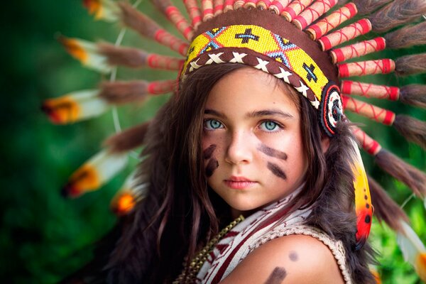 Retrato de una niña vestida de guerrero indio