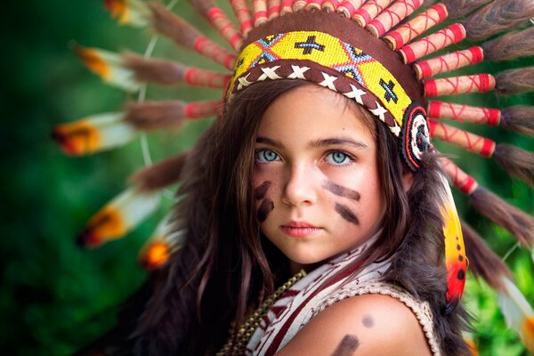 Портрет маленькой девочки в костюме индейского воина