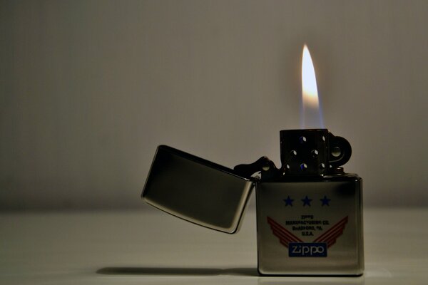 Foto mit Zippo-Feuerzeug angezündet