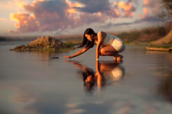 Fille d apparence orientale admire les ondulations