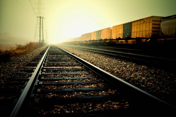 El ferrocarril es rieles, durmientes, trenes