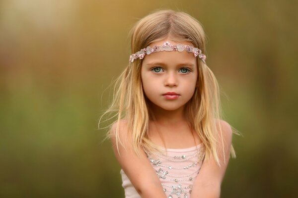 Retrato de una hermosa niña con una mirada linda