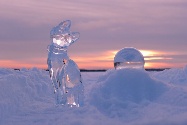 Escultura de gato de hielo en la nieve