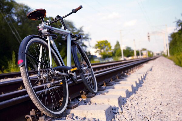 Le vélo se tient sur les rails