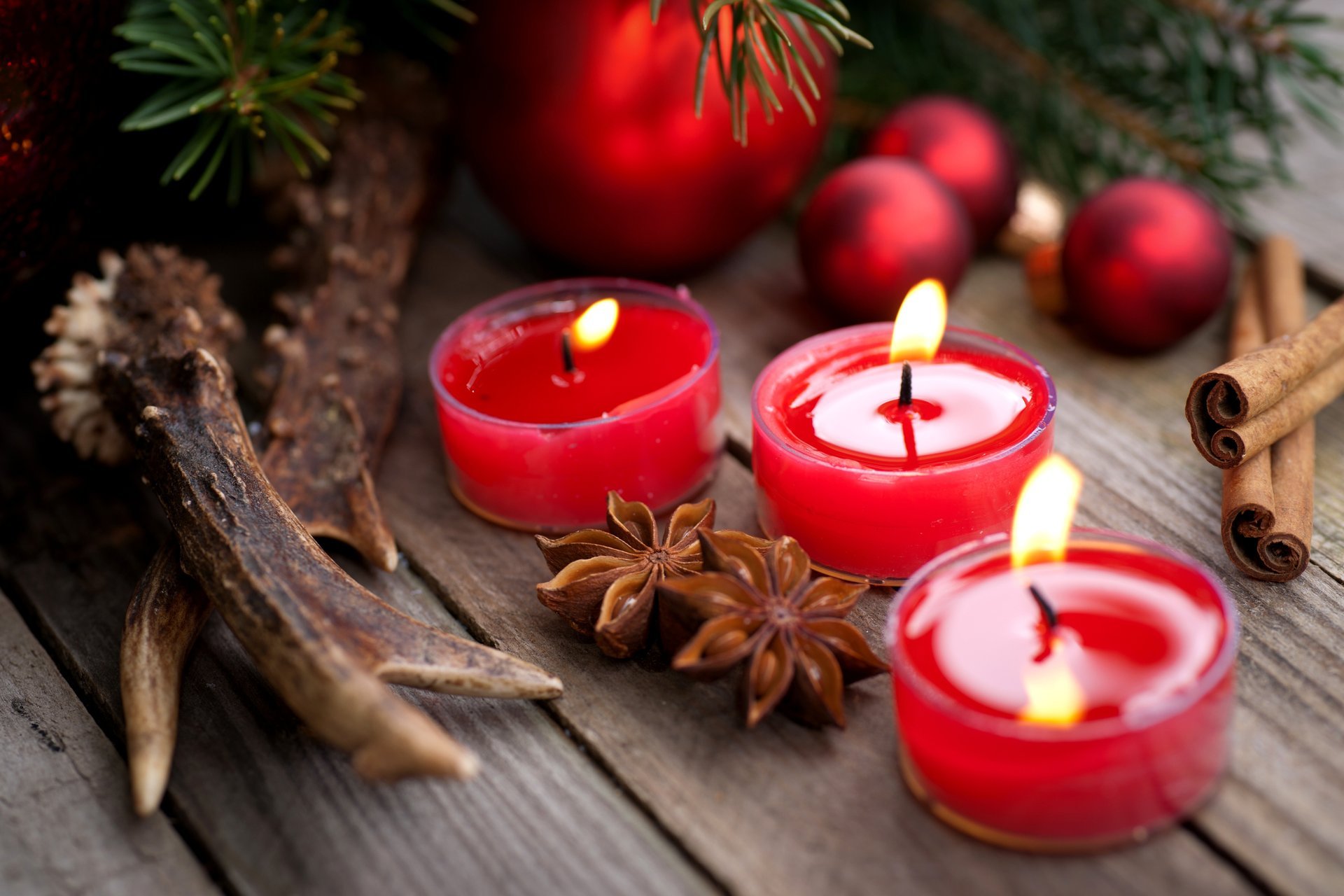 candele rosso cannella anice anice stellato rami palle albero di natale vacanze capodanno